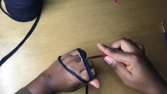 Close the circle by pulling the tail tightly.