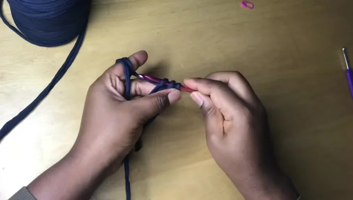 Close the circle by pulling the tail tightly.