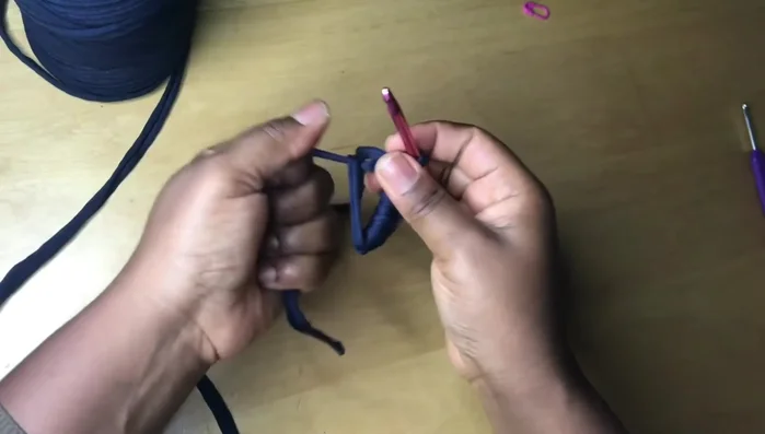 Close the circle by pulling the tail tightly.