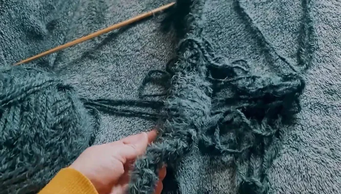 Knit the first six rows in a 2x2 ribbing pattern (two purl, two knit, repeat).