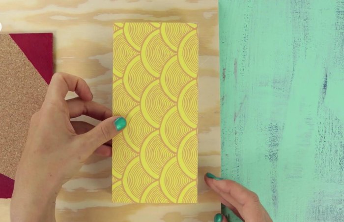 Glue the three elements onto the board and let it dry.