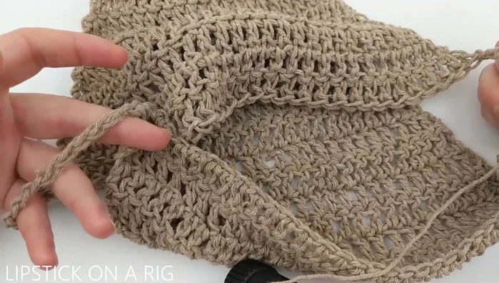 Work in circular pattern around handles and chain stitches. Chain 2, dc in each stitch, working in back loops of chain stitches. Slip stitch to join. Repeat for 18 rows.