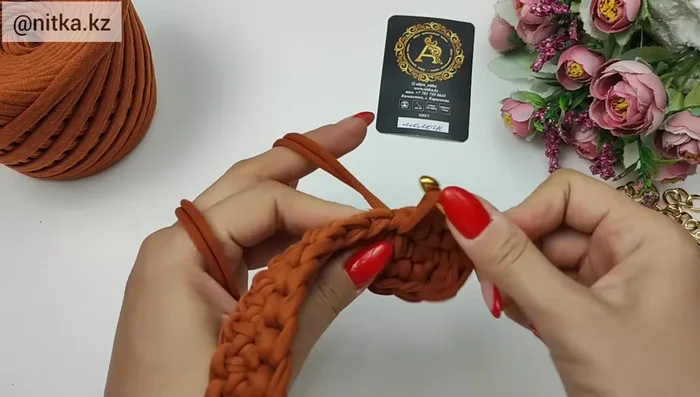 Turn the work and knit 16 single crochets. Increase by knitting three times two single crochets in one loop. Close the second row. You should have 44 loops.