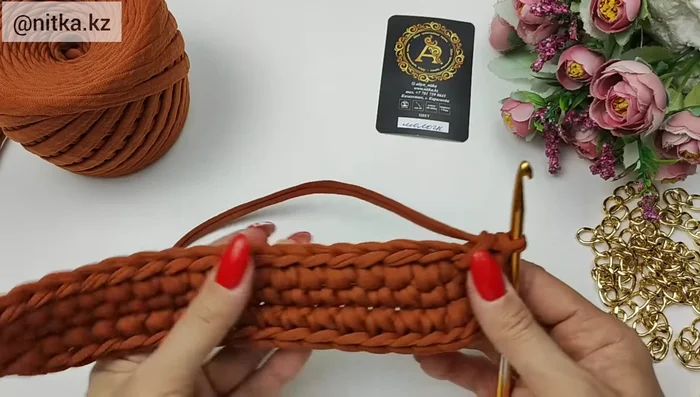 Turn the work and knit 16 single crochets. Increase by knitting three times two single crochets in one loop. Close the second row. You should have 44 loops.