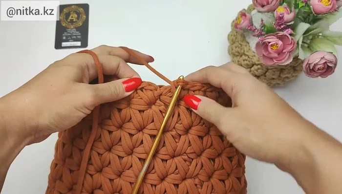 Fasten off and weave in the ends. Attach the hardware (rings, chain, magnetic button).