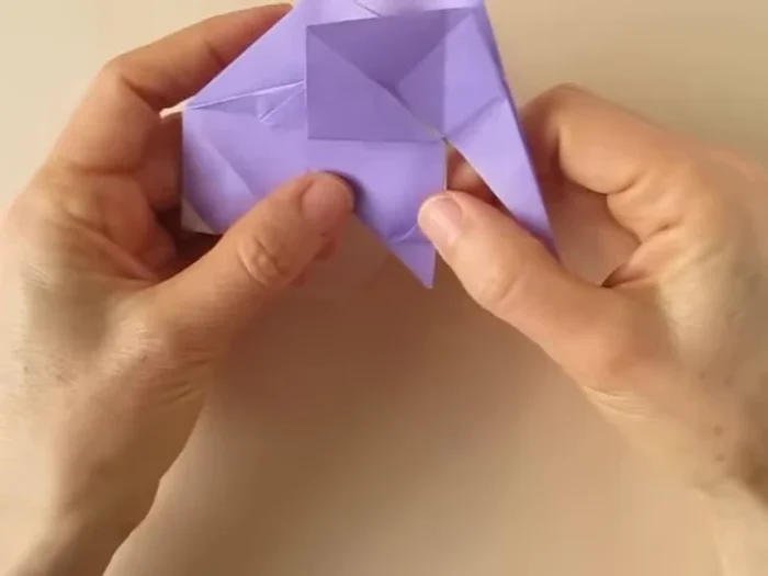 Blunt the leg by aligning lines and reversing folds. Fold the white points.