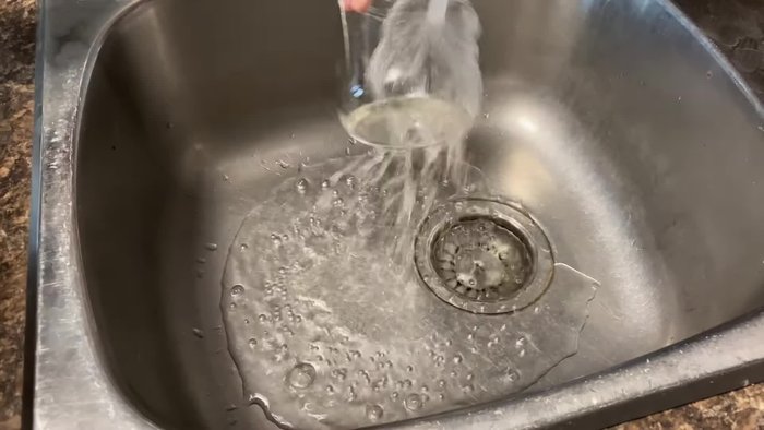 Clean the jars again with alcohol-based wipes to remove any remaining residue.