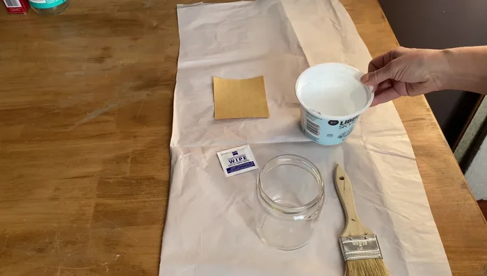 Clean the jars again with alcohol-based wipes to remove any remaining residue.