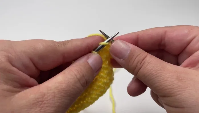 Repeat rows 1 and 2 until the blanket is approximately 4cm shorter than the desired length.