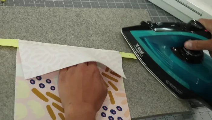 Topstitch Zipper: Top stitch along the edge of the zipper on both sides using a 3mm stitch length, ensuring the zipper foot aligns with the edge of the zipper teeth.