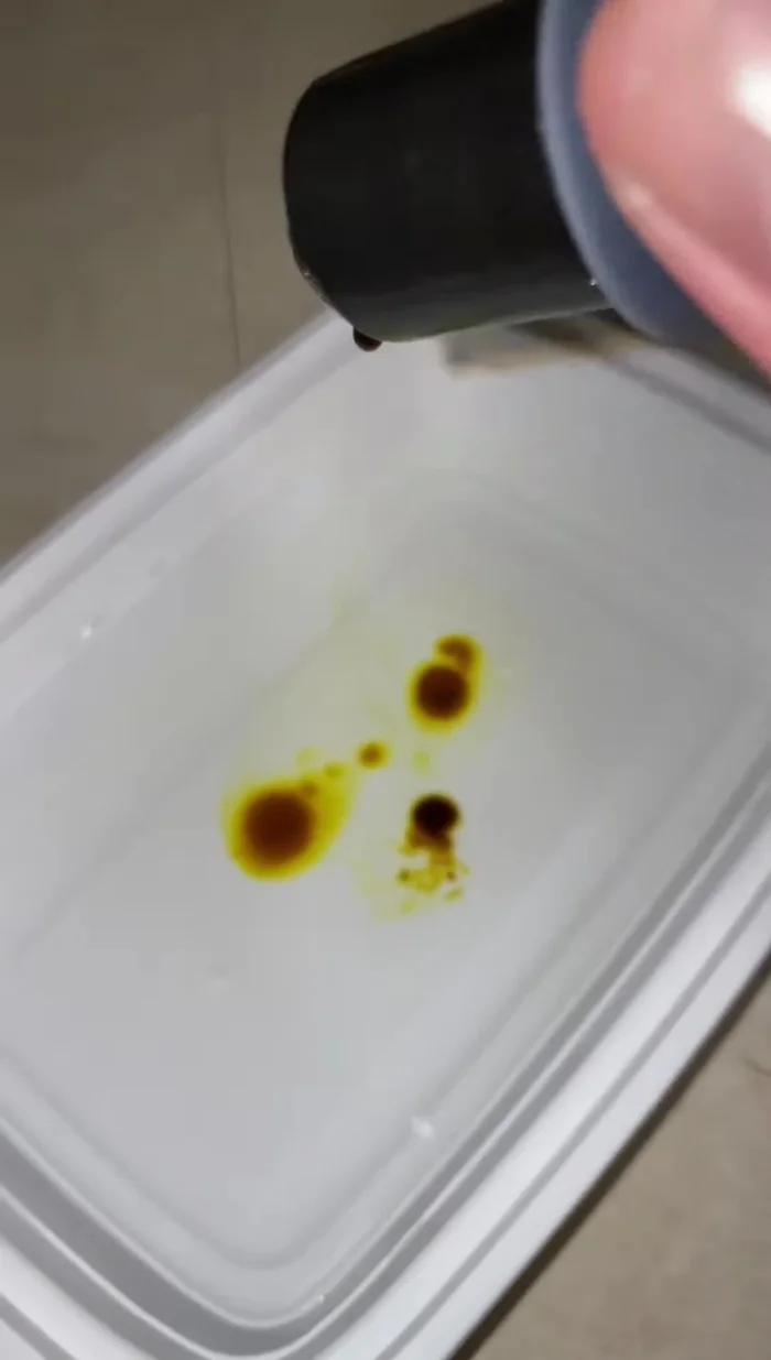 Dip your copper jewelry: Carefully dip each piece of jewelry in the liver of sulfur solution for 3-5 seconds, monitoring closely as they darken quickly.