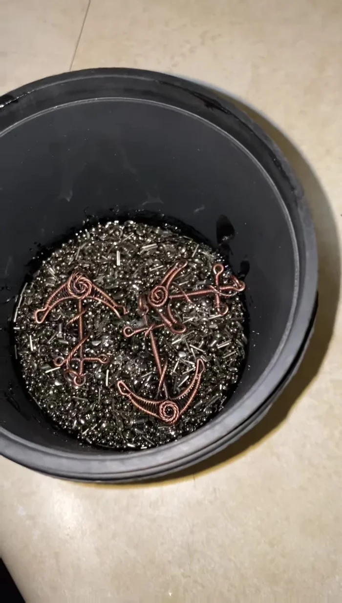 Tumble the jewelry: Place the jewelry in the tumbler, seal it tightly, and let it tumble for approximately one hour per piece (e.g., four pieces require four to five hours).