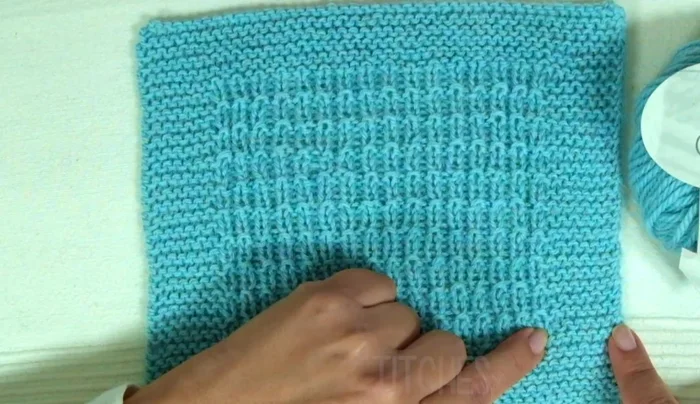 Continue knitting the broken rib stitch pattern (rows 1-4) for 160 rows, maintaining the 28-stitch edges.