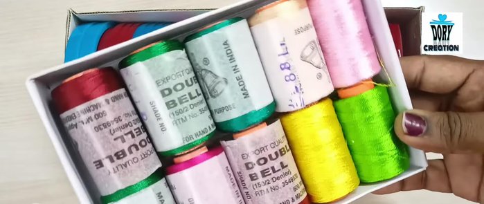 Measure and cut thread: Using a calendar or notebook, determine the appropriate thread length based on your bangle size. Cut the thread, ensuring the cutter is sharp for clean cuts (20-25 counts at 2.8 size, never exceeding 30).