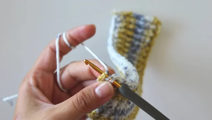 Work four rows with the multicolor yarn.