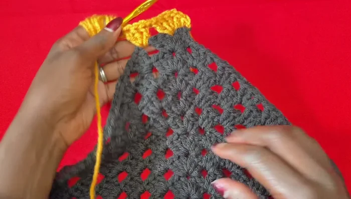 Change yarn color back to black and repeat step 7 for 10 rows.