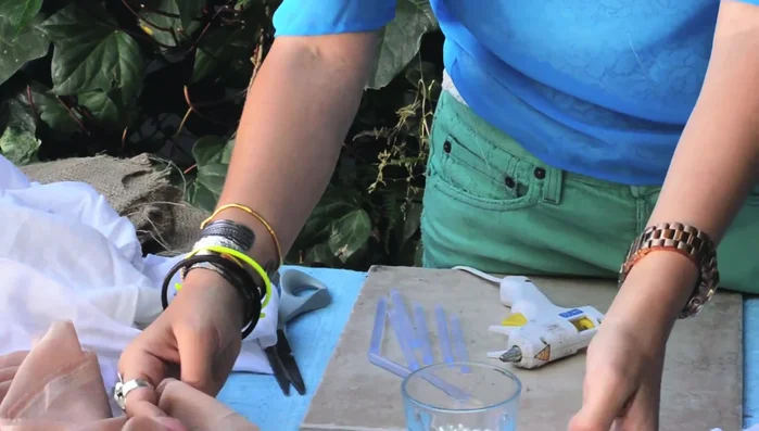 Prepare the headband base: Cut a 3-4 inch wide strip of chiffon.