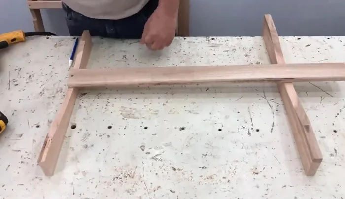 Assemble the backrest rods, using glue, screws and 1.2cm spacers.