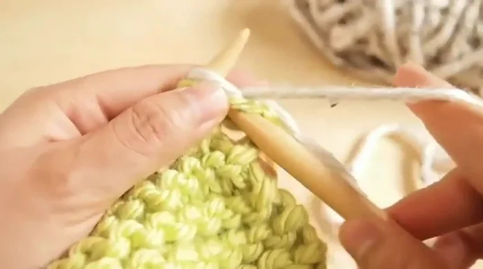 Knit 12 rows with the second color.