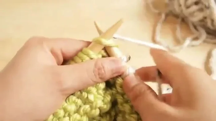 Knit 12 rows with the second color.