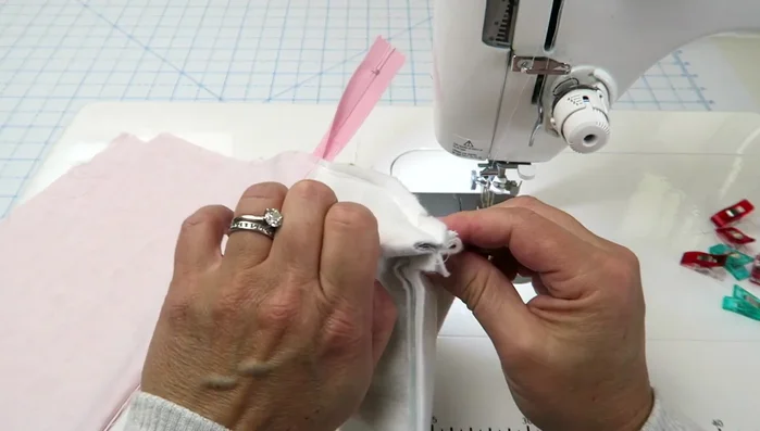 Press and box the bottom. Close the lining opening.