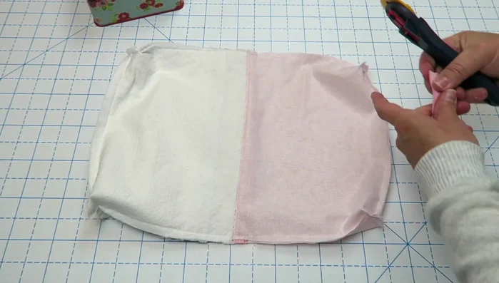 Press and box the bottom. Close the lining opening.
