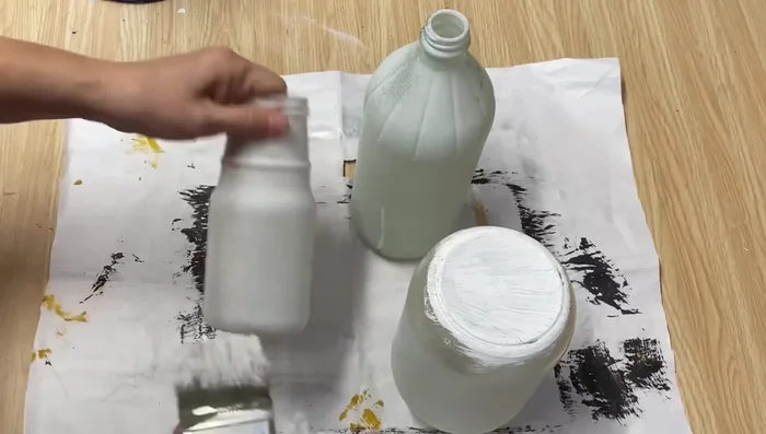 Apply the first coat of chalk paint using a chip brush. Apply a light coat, not too thick.