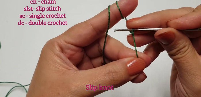 Make a slip knot of one millimeter and create a foundation chain of 9 stitches.