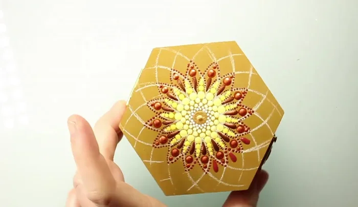 Transition to yellow dots towards the edge using a stylus tool.