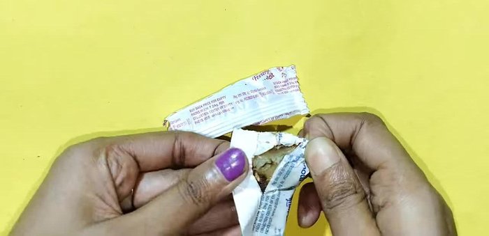 Prepare the clay: Separate the clay from its packaging and mix it thoroughly.